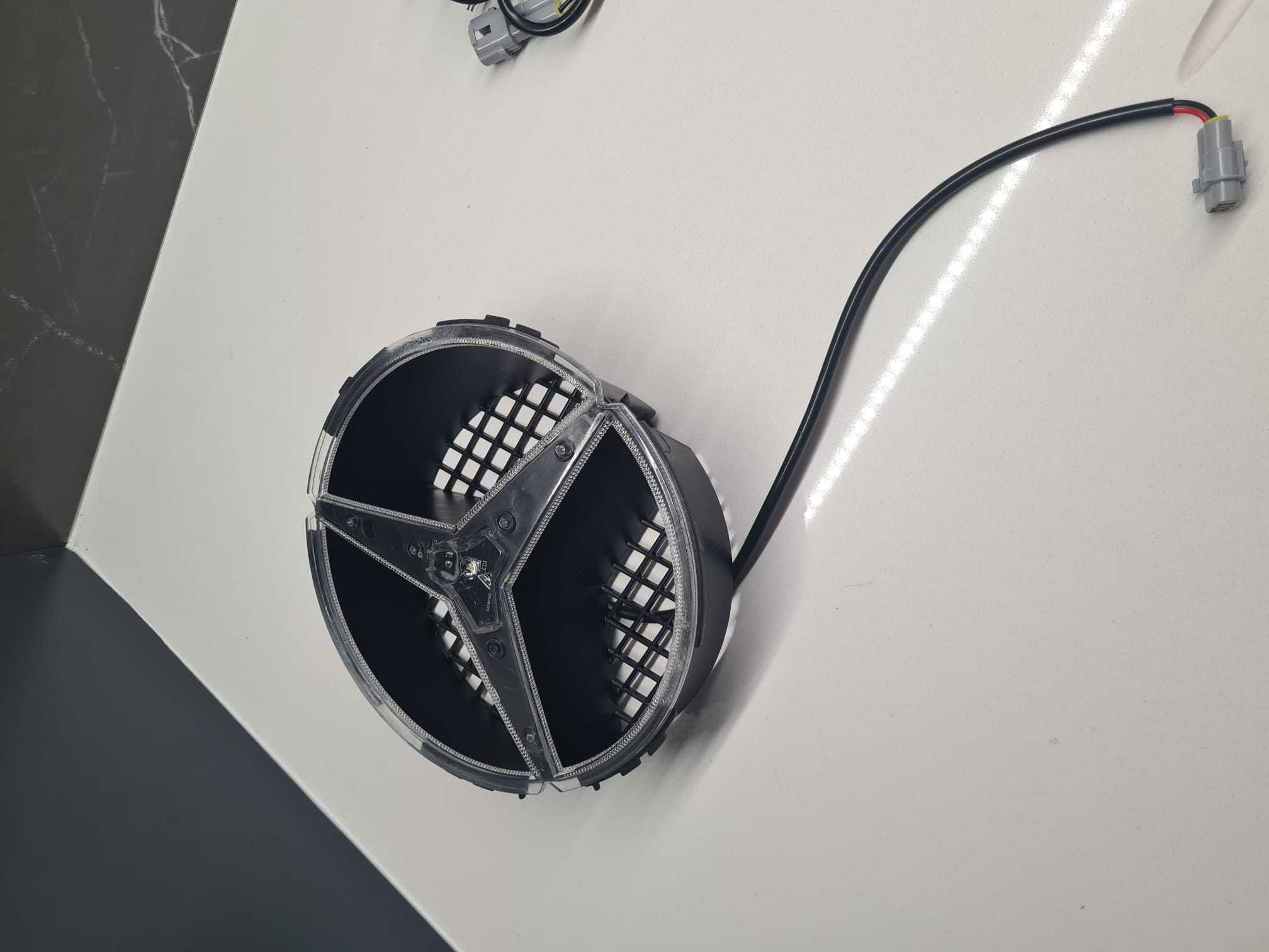 Emblema Mercedes luminoso