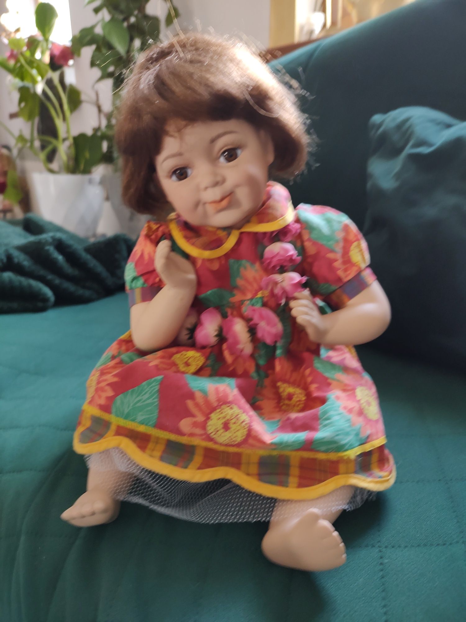 Śliczna porcelanowa lalka,