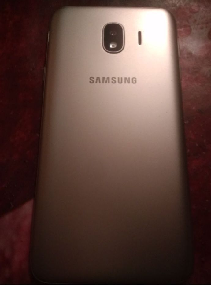 Продам телефон Samsung J4 состояние на фото