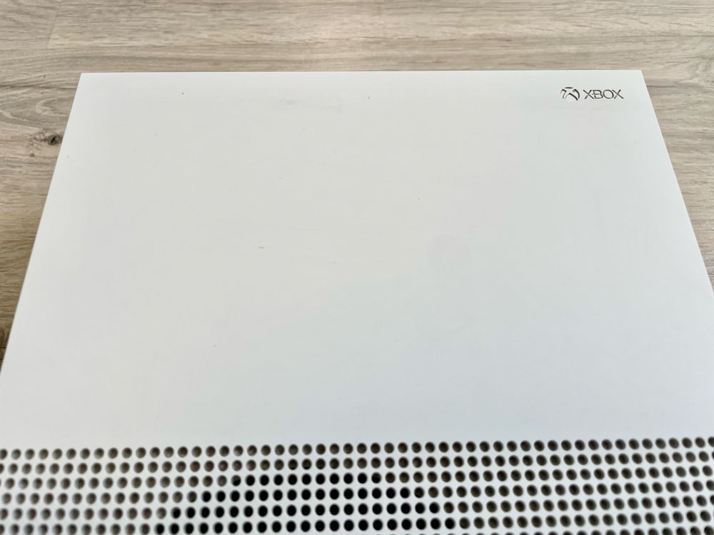 Xbox One S 500GB + 2 геймпади