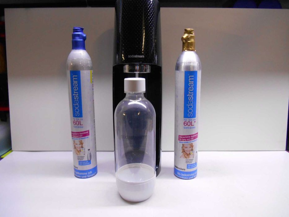 Saturator SODA STREAM do wody gazow. 2 pelne butle gaz + butelka free