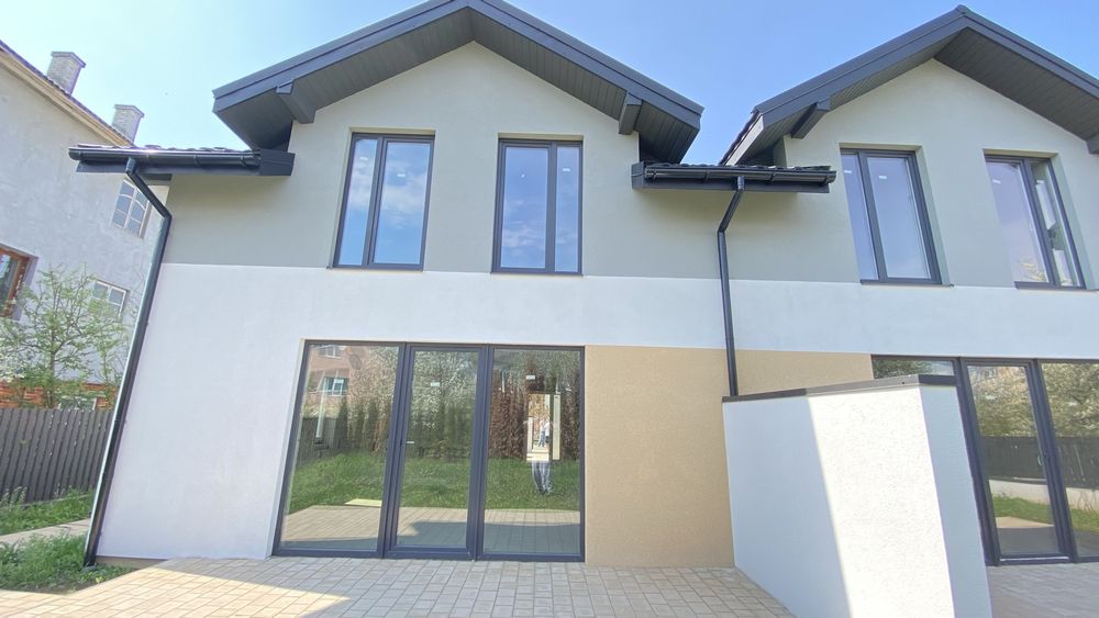 Напівособняк 130 м² з гаражем і 3 сотками землі біля міста