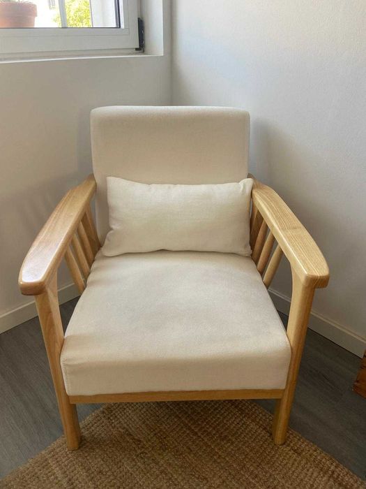 Poltrona com almofada solta em madeira/branco