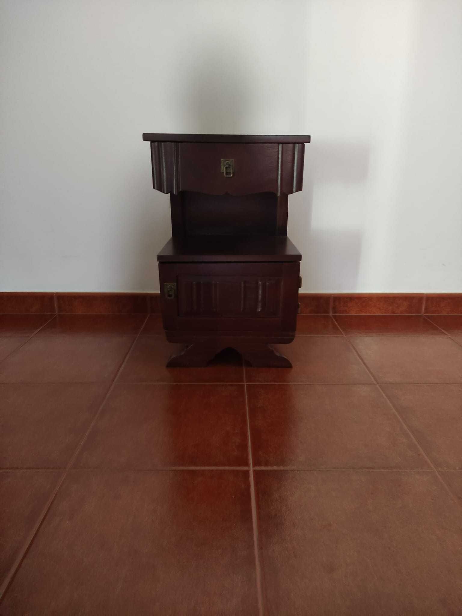 Mesas de Cabeceira Vintage em Madeira – Conjunto de 2 Unidades