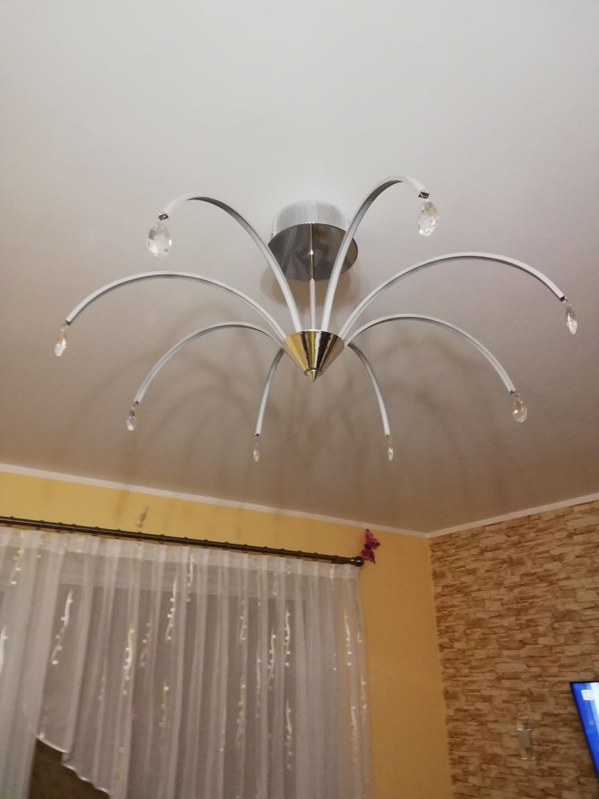 Lampa LED do salonu bardzo ładna
