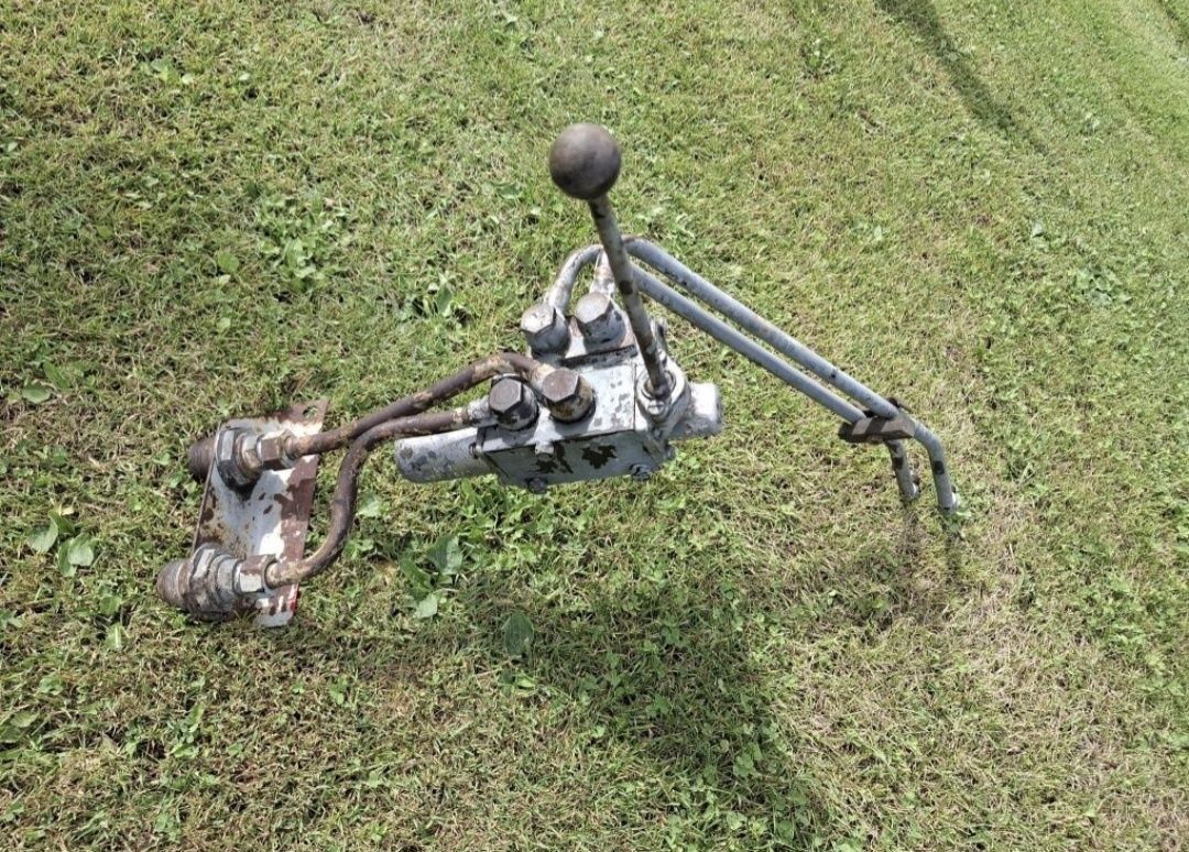 Rozdzielacz hydrauliczny na błotnik do ursusa c 330