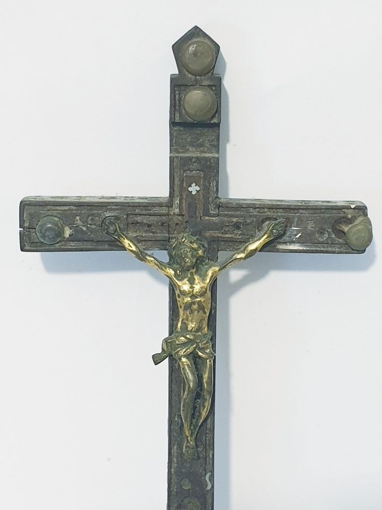 Antigo crucifixo de suspensão mural para restauro