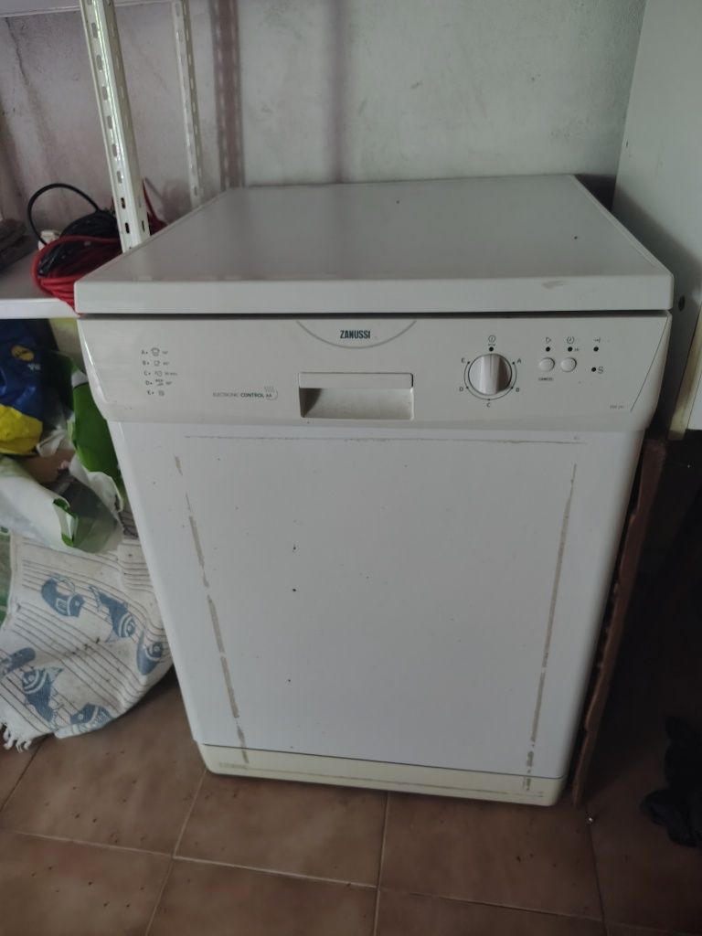 Vendo máquina lavar loiça marca zanussi nova nunca usada