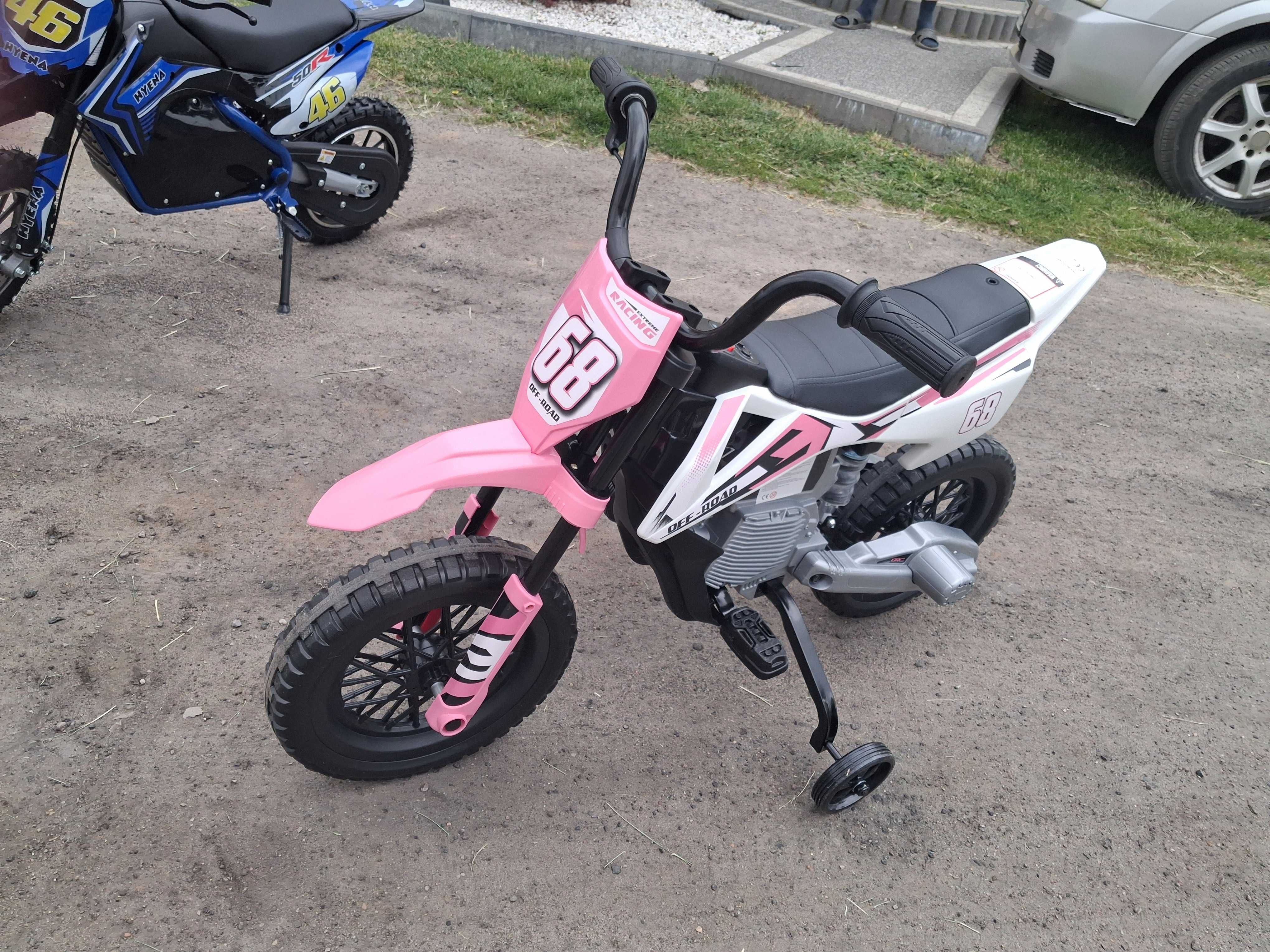 Rozowy Motor PANTONE 361C na akumulator dla dzieci Różowy + Panel audi