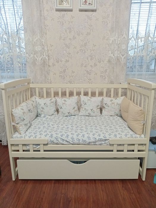 Дитяче. ліжечко з нижньою сринькою.