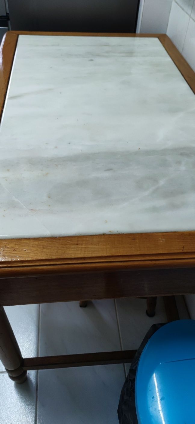 Mesa de cozinha com tampo em mármore