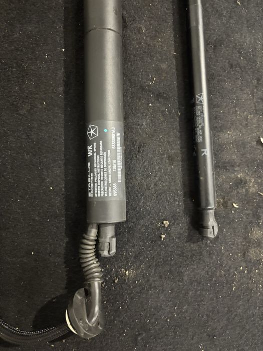 Siłownik klapy jeep grand cherokee wk2 lift