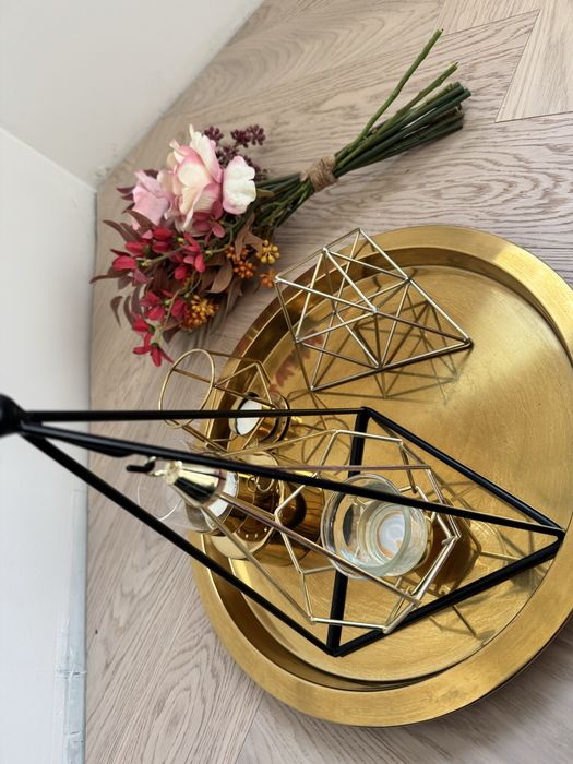 złote dodatki do wnętrza  świecznik