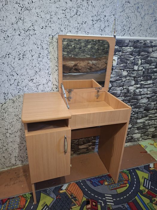 Продам туалетный столик