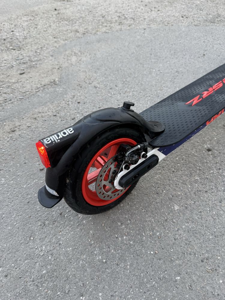 Електросамокат Aprilia eSRZ
