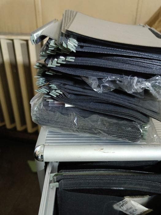 Aluminiowa szafka na płyty CD z systemem wiszących koszulek