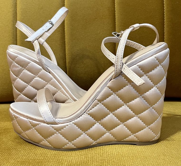 Sandały na koturnie rozm. 37