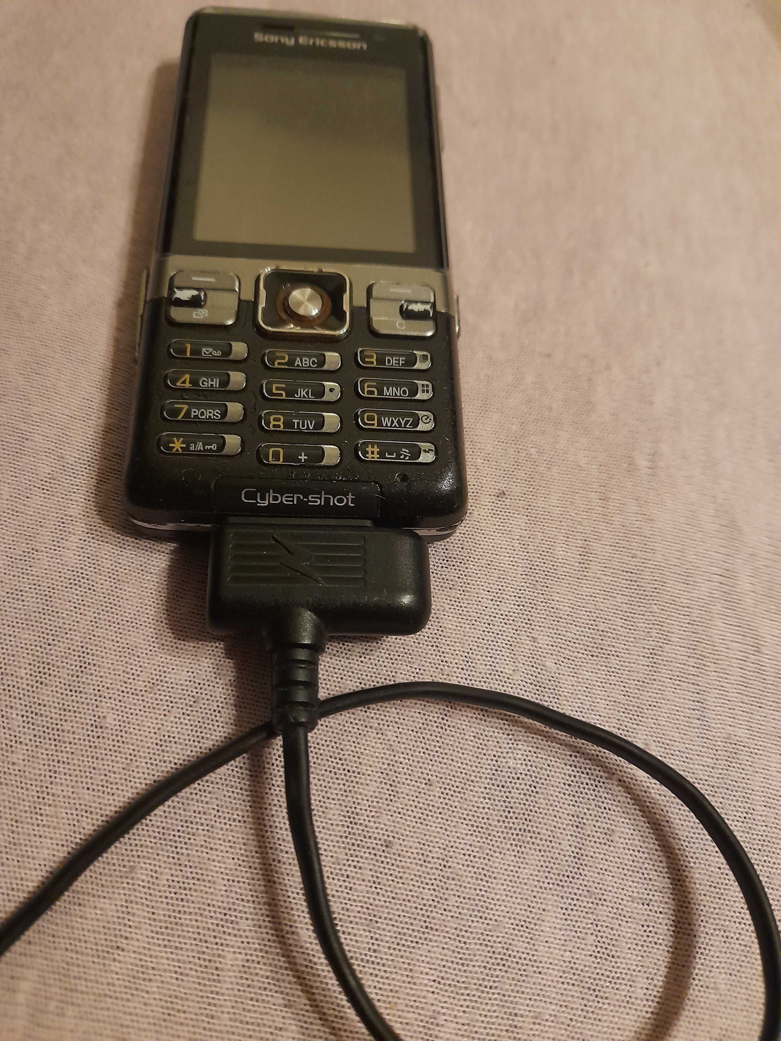 Telefon Sony Ericsson C702 z oryginalną ładowarką kultowy model