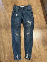 Niebieskie jeansy z dziurami Primark