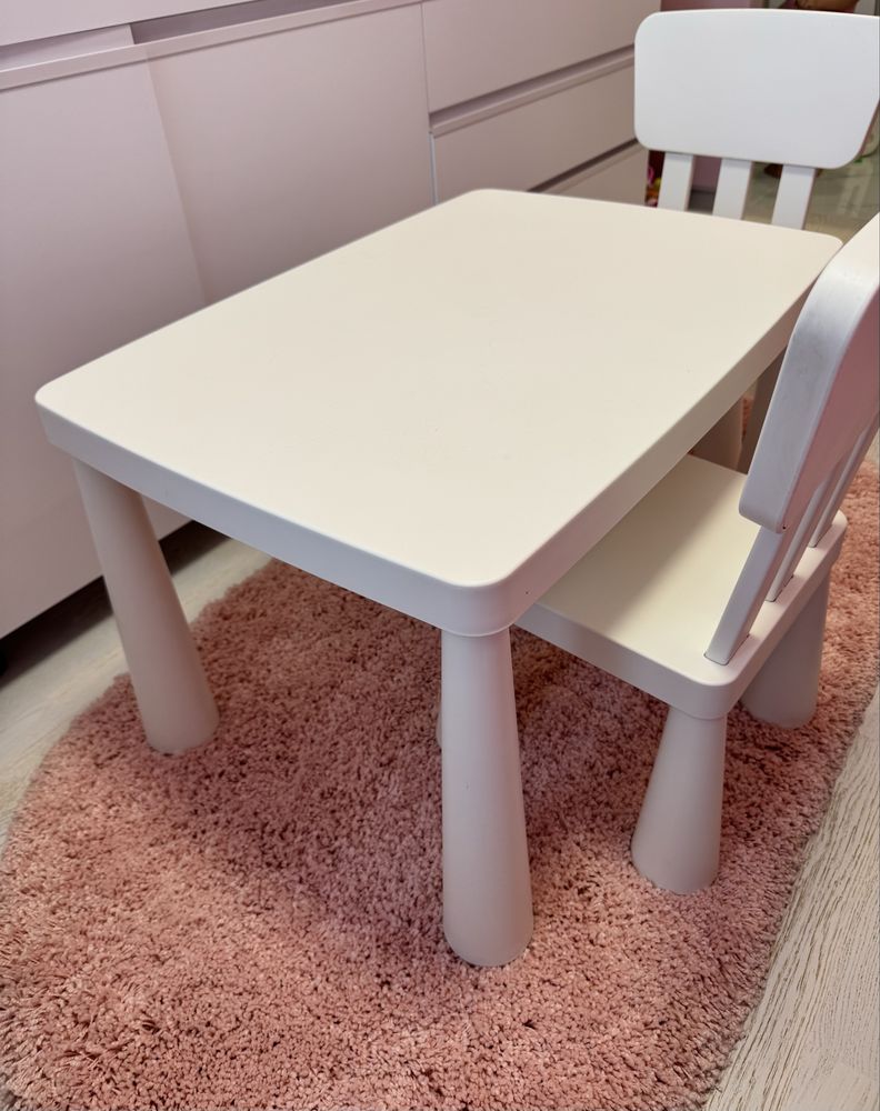 Дитячий столик Ikea і 2 стільці