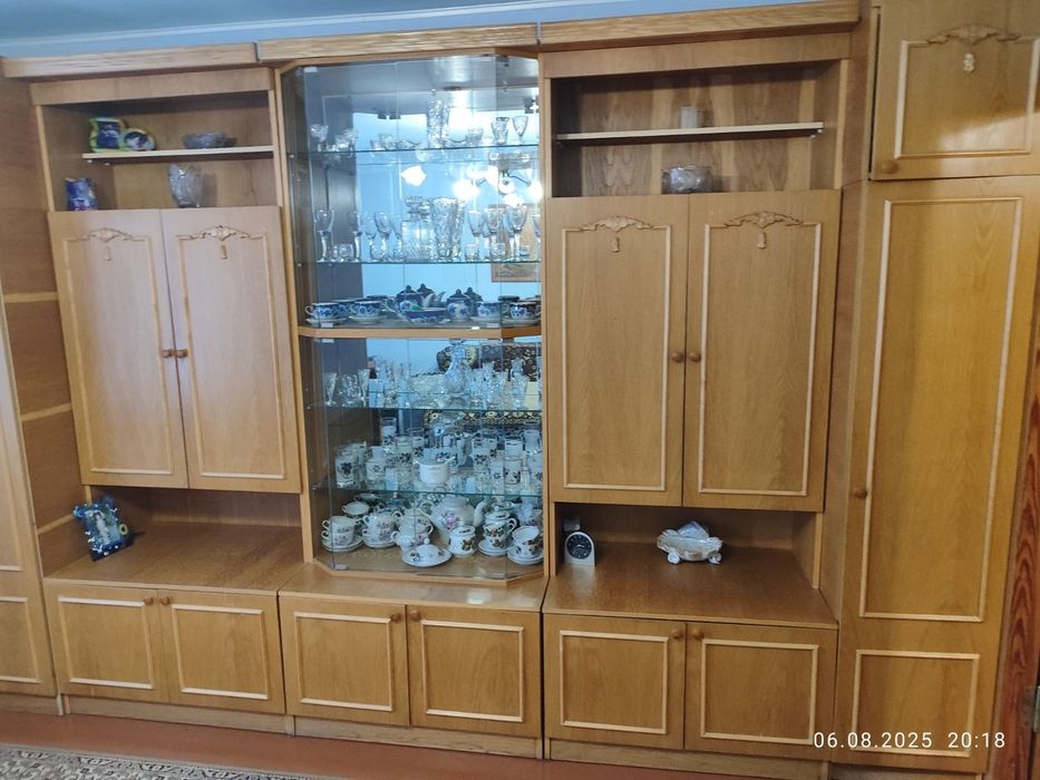 Меблева стінка, вітальня.