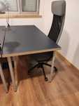 Mesa de escritório com gavetas