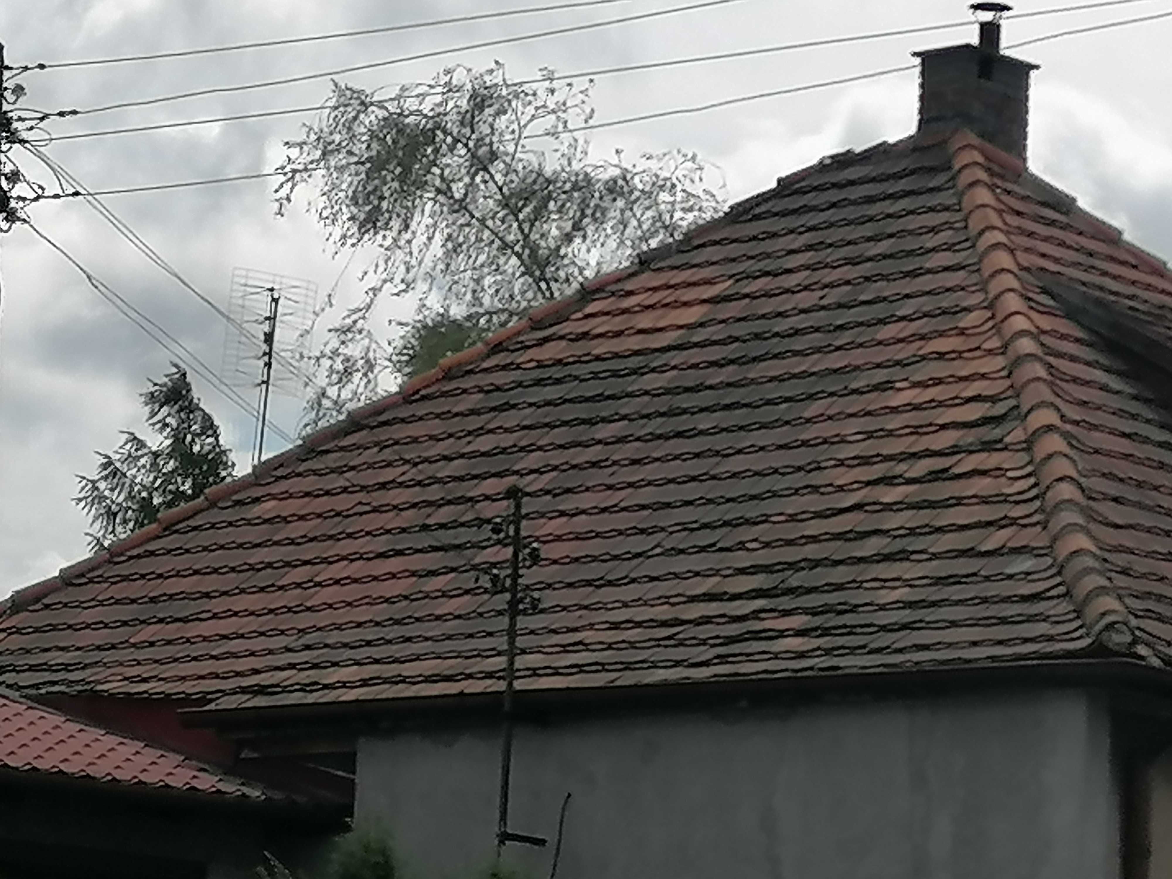 Sprzedam starą dachówkę karpiówkę.