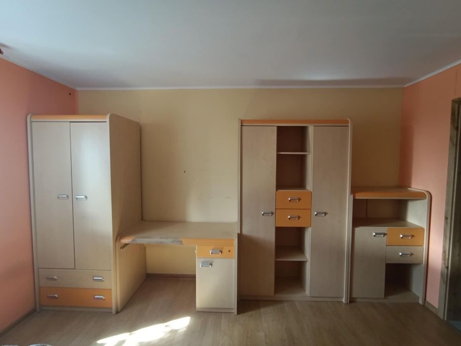 Sprzedam zestaw mebli młodzieżowych w bardzo dobrym stanie.