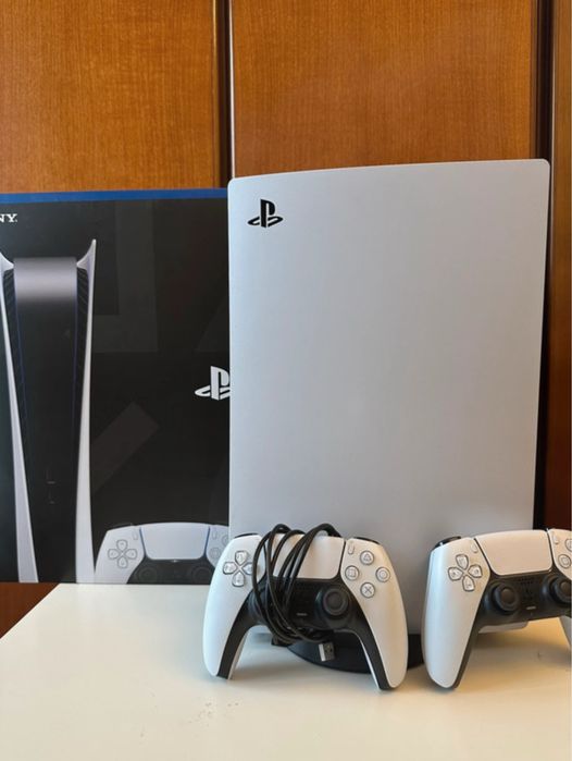 Playstation 5 (ps5) + 4 jogos + 2 comandos