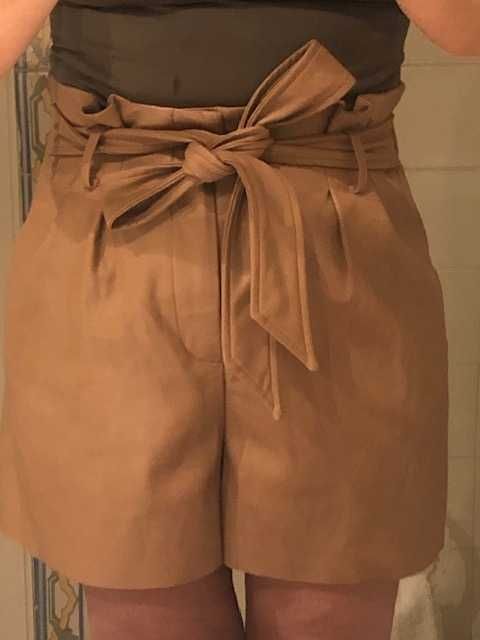 Calção senhora, em pele,  cor bege (tom camurça) marca Zara