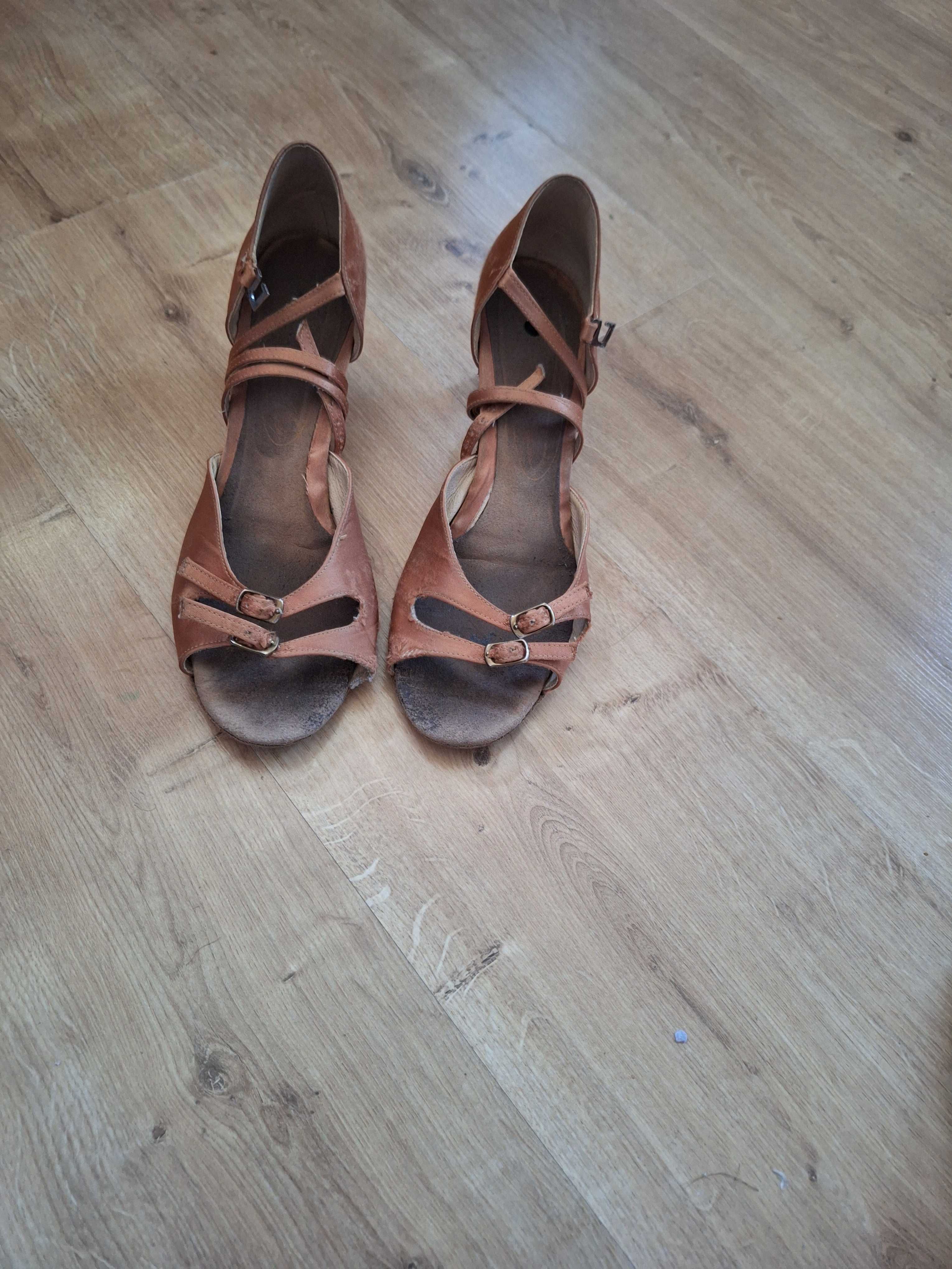 Sprzedam buty do łaciny