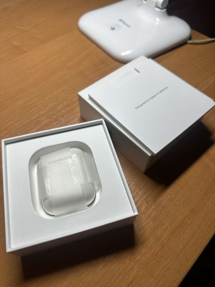 Оригінальні Бездротові навушники AirPods with Charging Case