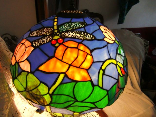 Lampa Tiffany dekoracyjna witrażowa , kwiaty kaczeńce , ważki
