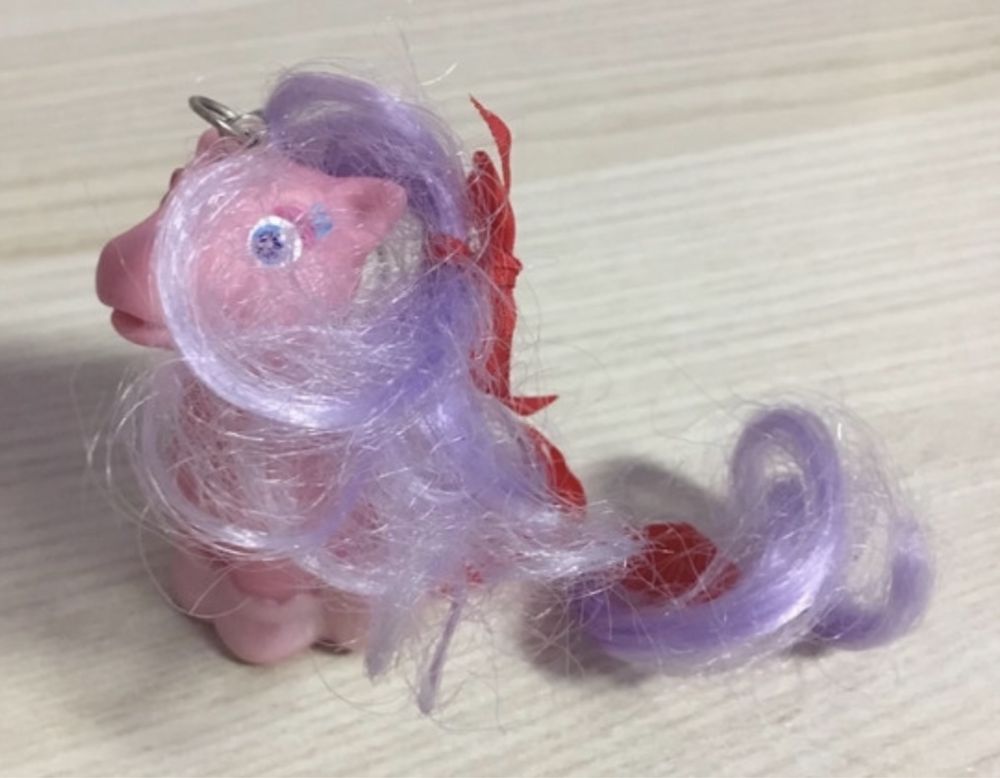 Breloczek a’la Kucyk Pony z bujną fioletową grzywą Tara Toy
