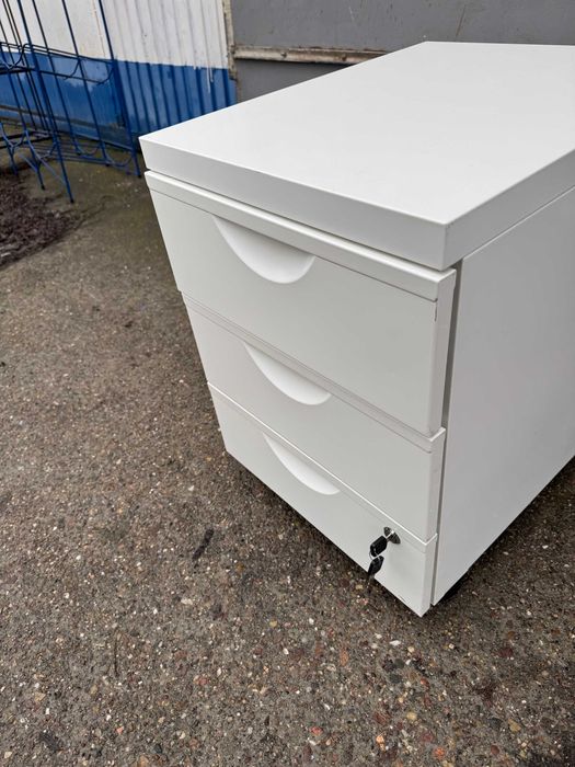 Pomocnik pod biurko metalowy