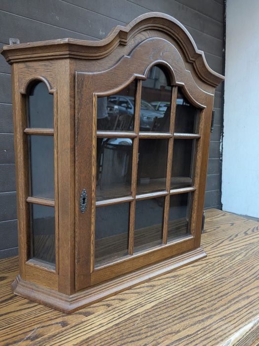 Продам елегантну вінтажну настінну шафу-вітрину