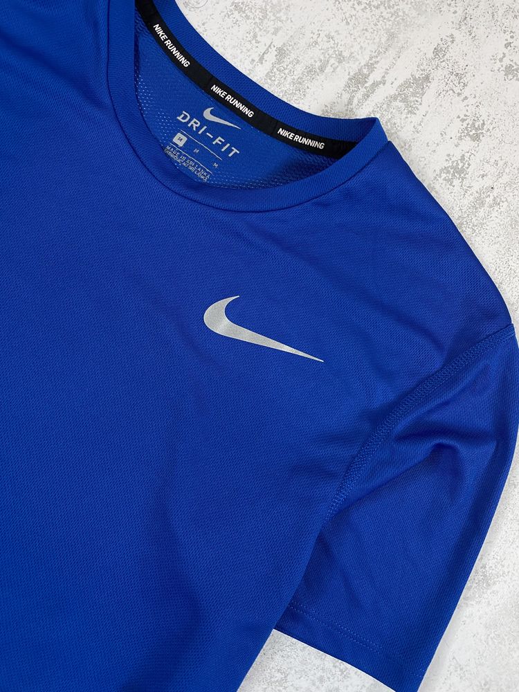 За крок до комфорту: Синя футболка Nike Running на Dri-Fit!