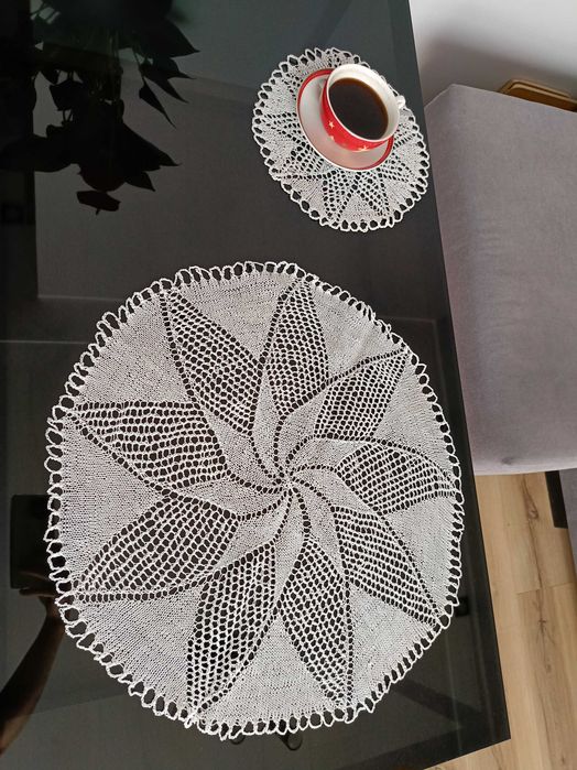 Białe szydełkowe serwetki - prezent pod choinkę