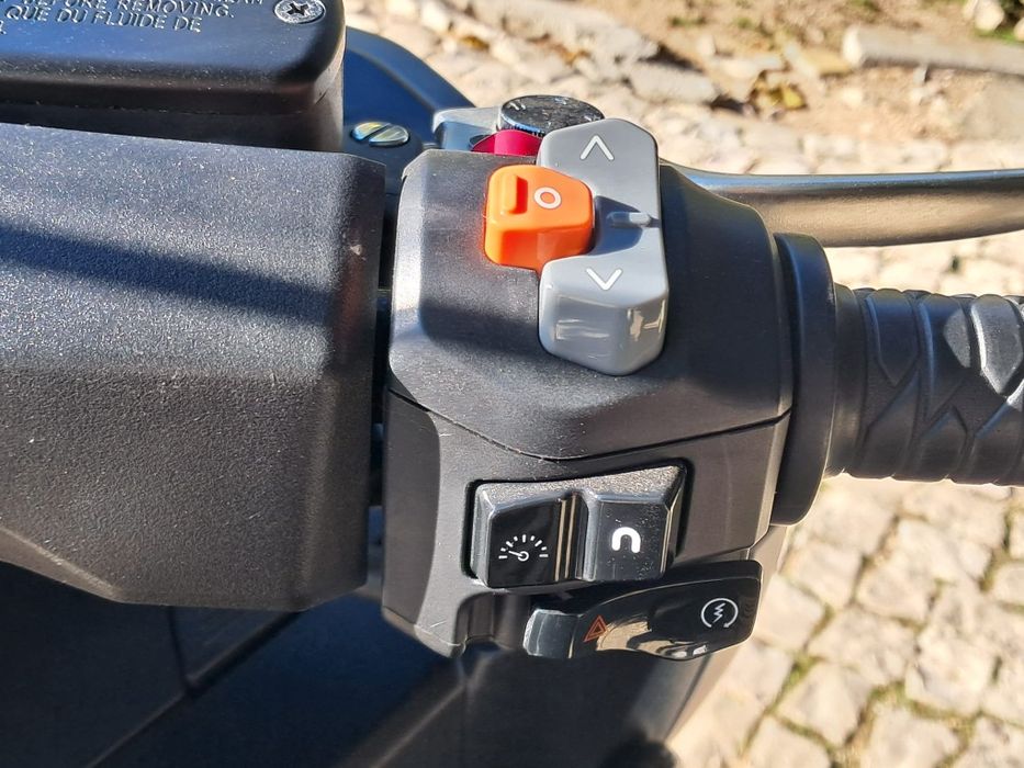 Kymco AK550cc Premium - maio 2023- Faro