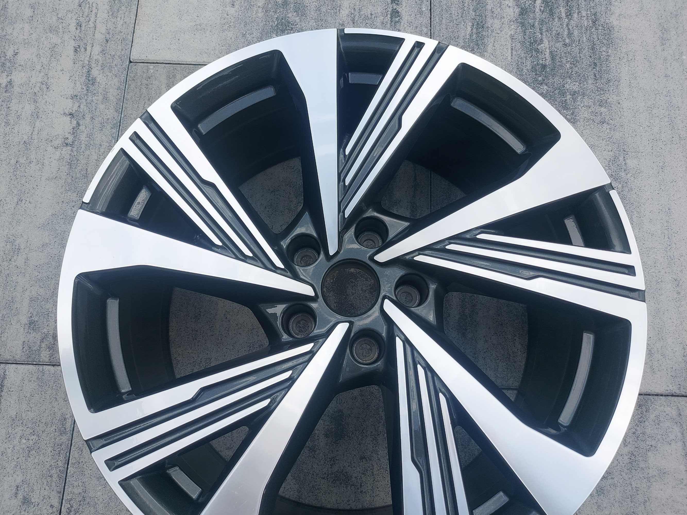 Felga AUDI Q6  85H 601 025K  21 9J ET29 5X112 PRZÓD