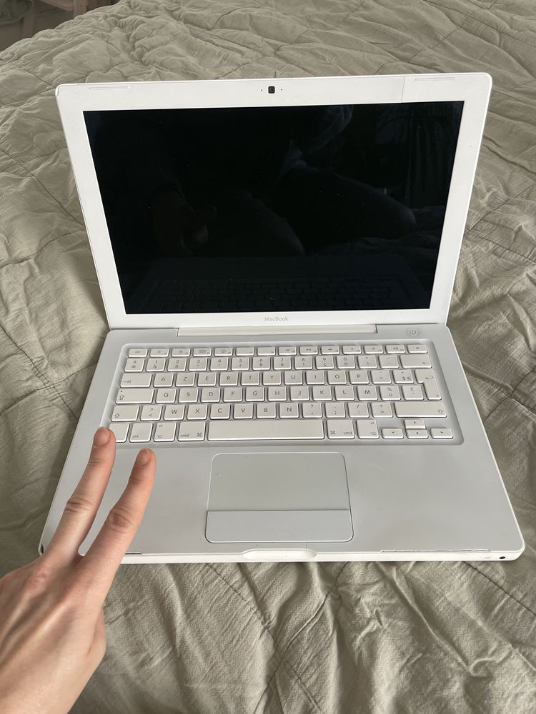 Komputer Mac book white - biały laptop trzy sztuki z ładowarkami