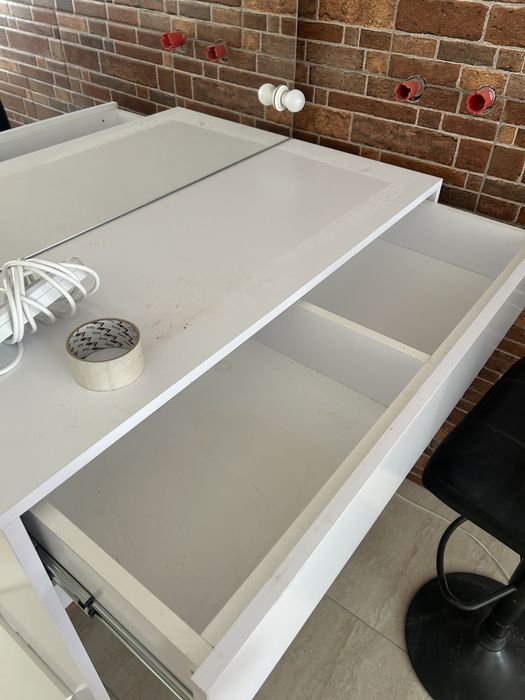 Стіл для макіяжу / бровиста та зачісок