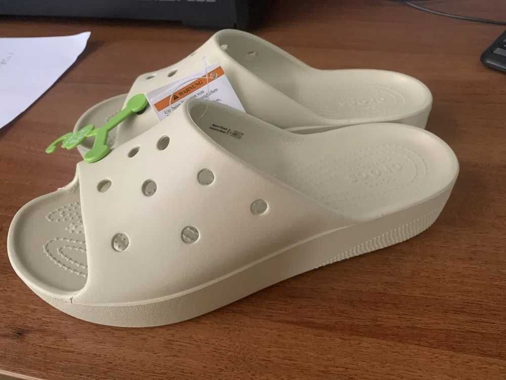 Шльопанці жіночі Crocs