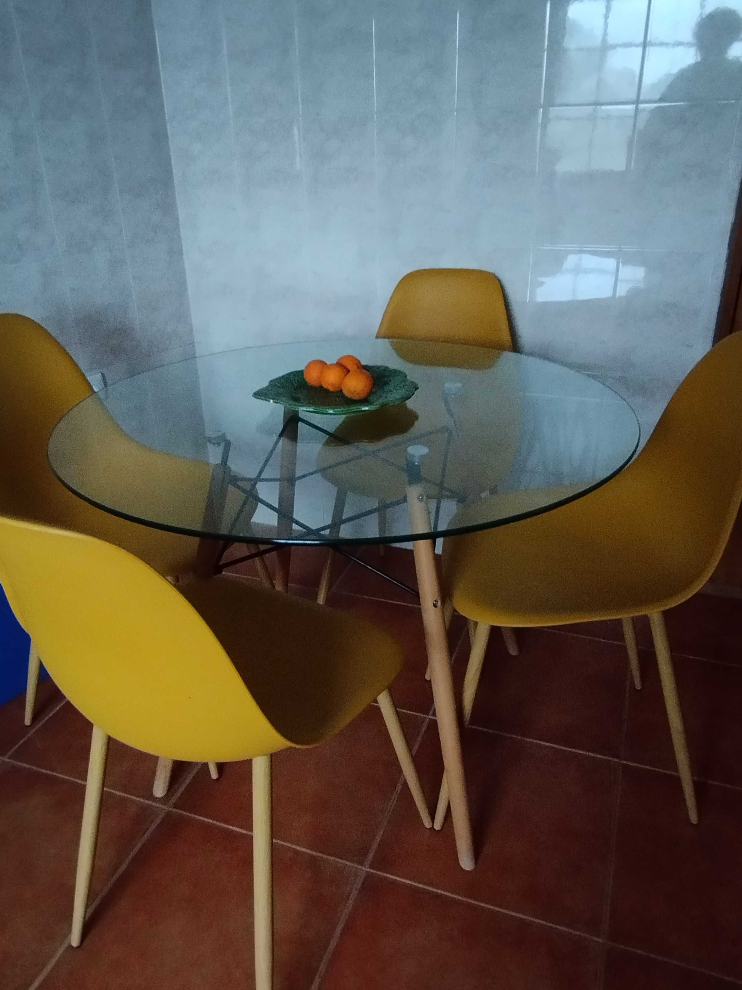 Vende essa mesa com as cadeiras