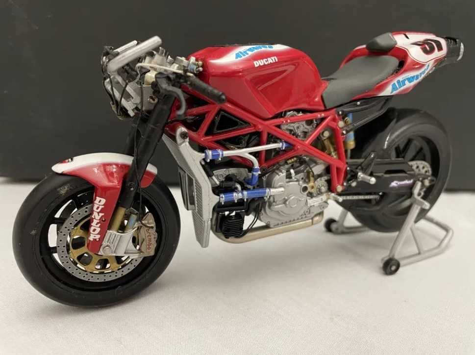 Miniatura Minichamps escala 1/12 Ducati 999 F04 Leon Haslam 2005 BSB