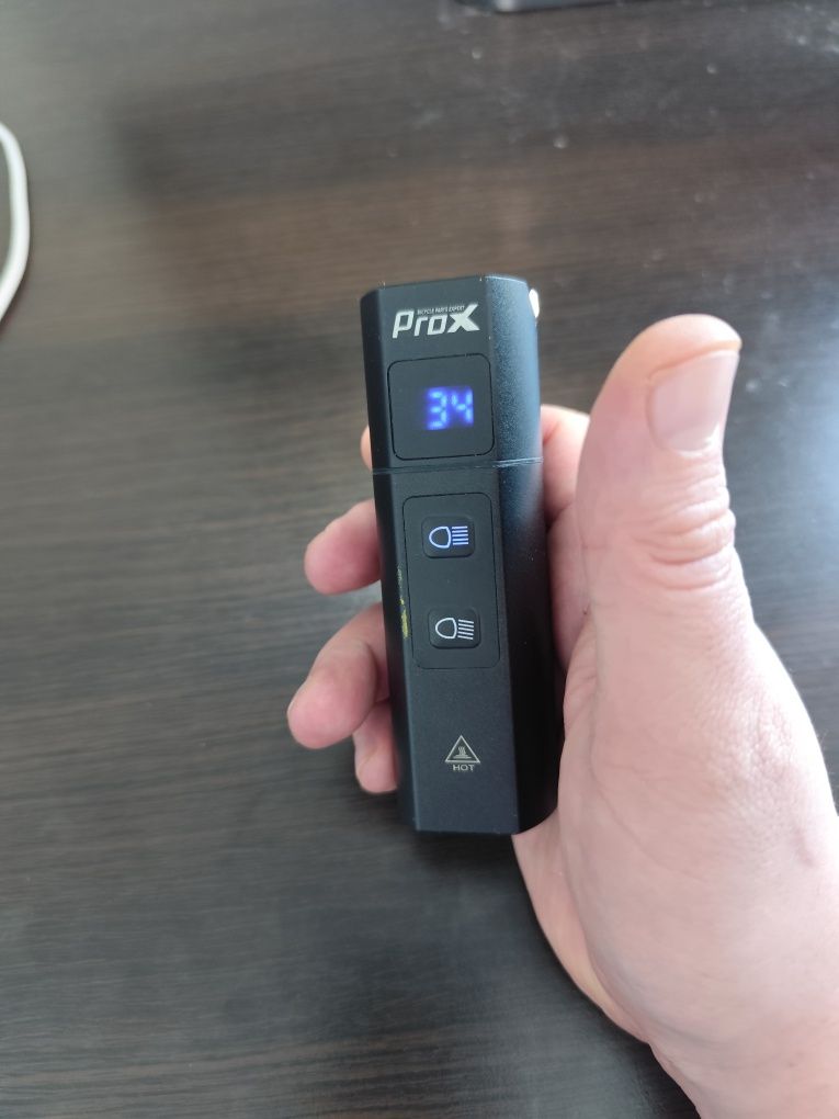 Lampka rowerowa przednia ProX z wyświetlaczem LED – USB, kilka trybów