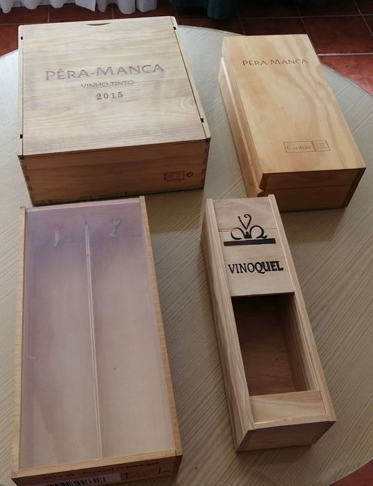 várias caixas de garrafas em madeira com marca, valor pode variar