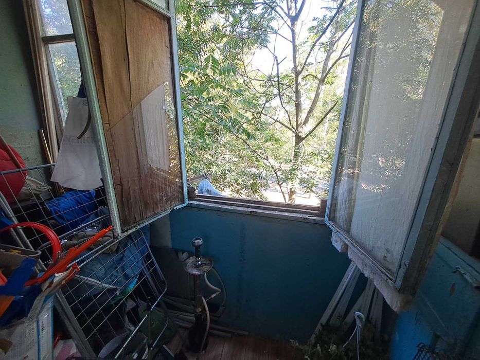 Квартира на середьному поверсі та будинок в зручному розташуванні