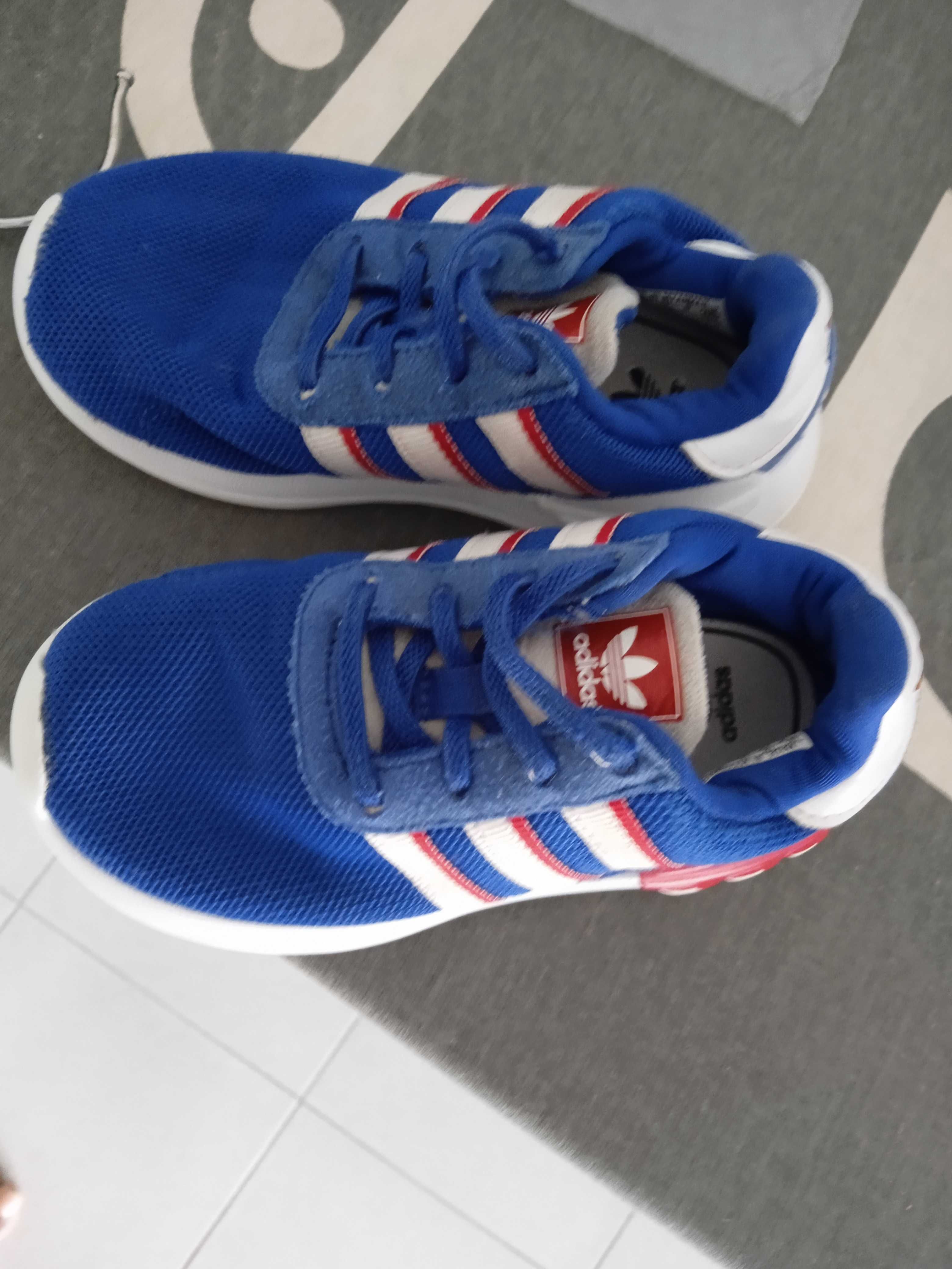 Tênis Adidas de criança tamanho 24