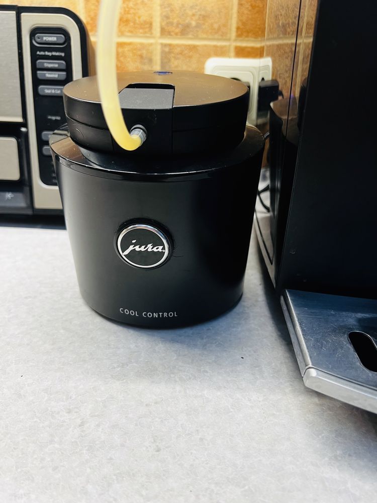 Кофемашина Jura J80+молочник+нагреватель чашек